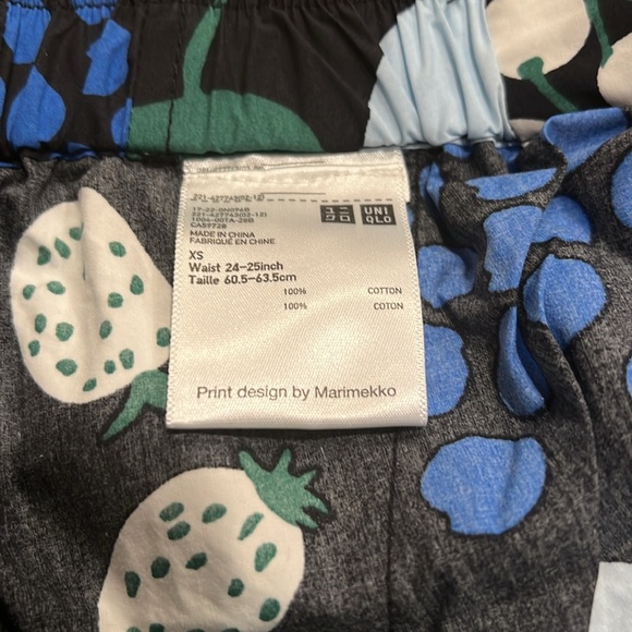 Uniqlo x Marimekko Women’s Cotton Poplin Shorts, Black Tori Fruit - Size XS - Picture 9 of 9